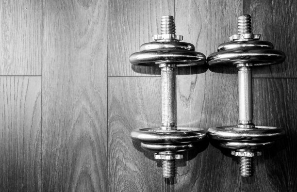 健身房地板上的一对哑铃图片下载