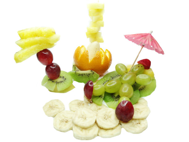 有创意的水果儿童甜点人在海滩上晒太阳图片下载