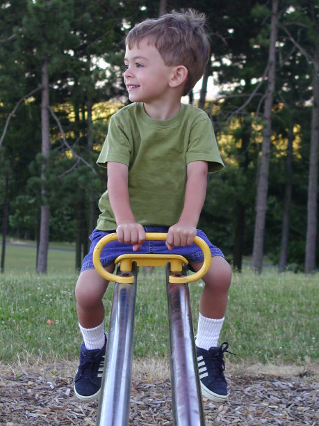 安东尼在看跷跷板图片下载