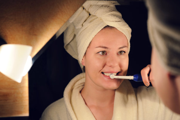 年轻女子在刷牙图片下载