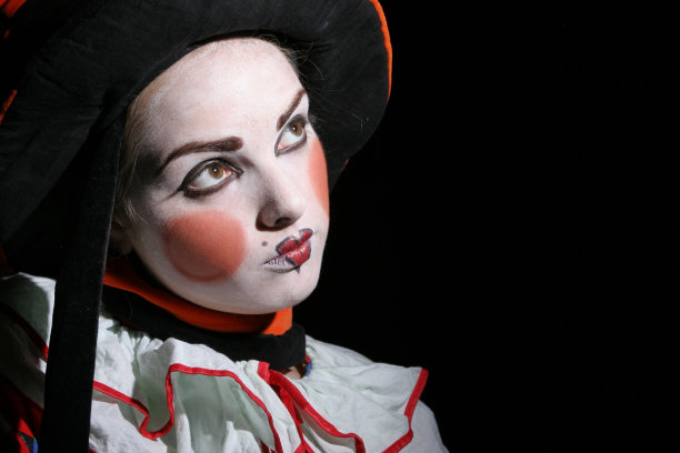 仰望月亮图片下载