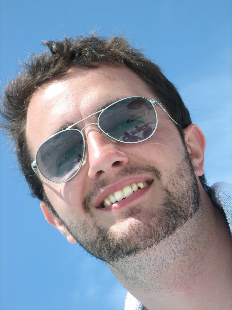 戴着飞行员太阳镜的微笑男人图片下载