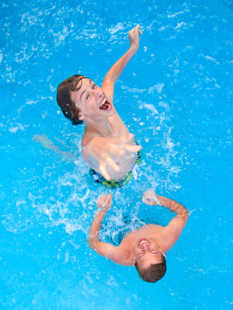 在游泳池边的乐趣图片下载