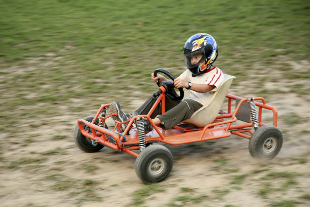 男孩骑着小型赛车图片下载