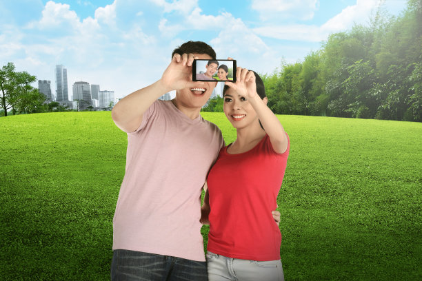一对亚洲夫妇在城市公园自拍图片下载