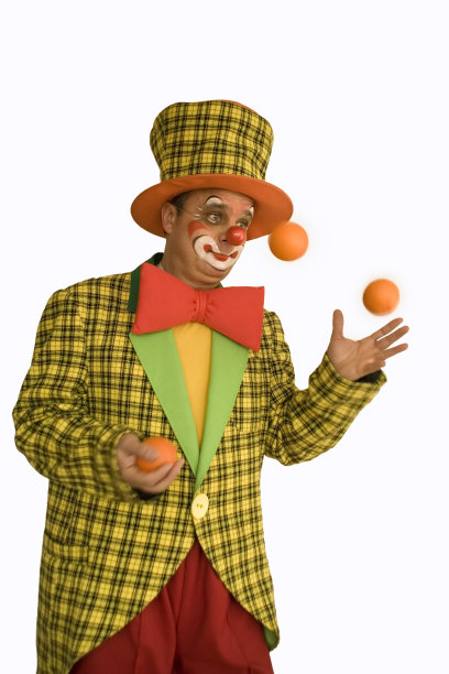 穿着万圣节服装的男人拿着蛋糕图片下载