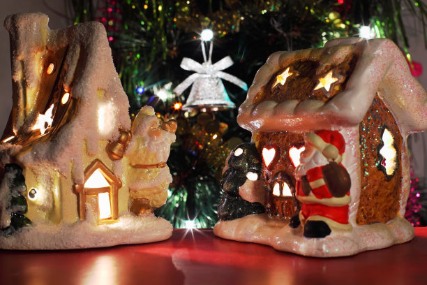 两个装饰性的圣诞玩具屋图片下载