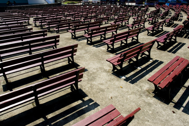 公园圆形剧场的红色长椅图片下载