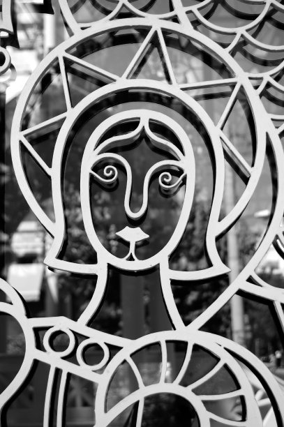 金属教堂门上的圣徒图片下载