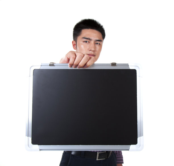 亚洲商人举着一块空白的黑板图片下载