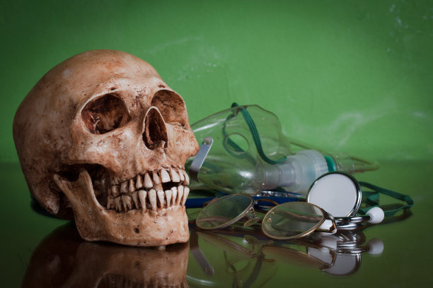 风化的人类头骨，带氧气面罩图片下载