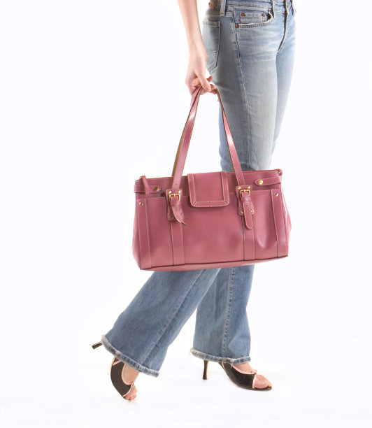 女人站立手提手提包图片下载