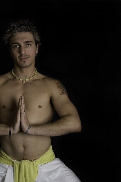 瑜伽老师手拉手图片下载