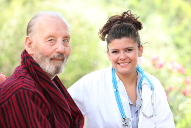 老年病人与护士或医生图片下载