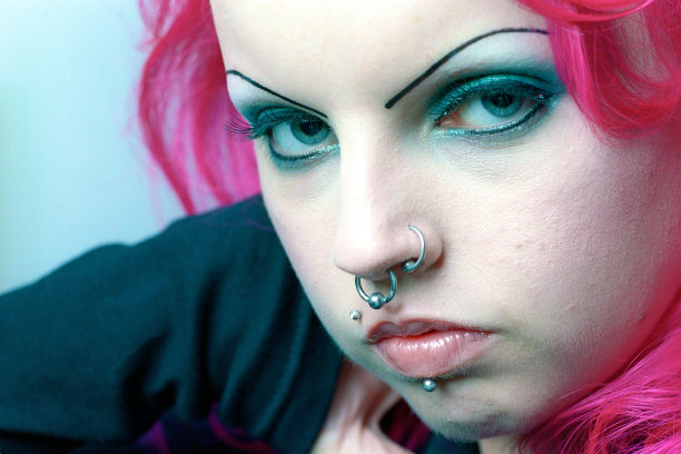 粉红色头发穿孔的女人特写图片下载
