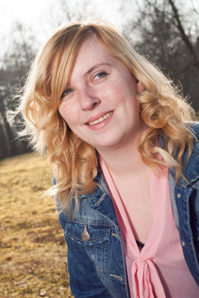 一个年轻女子的肖像图片下载