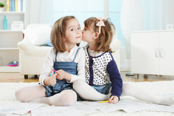 两个小妹妹的爱图片下载