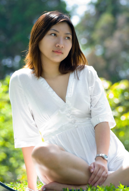 公园里的女人图片下载