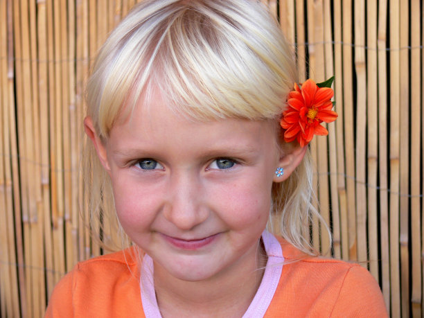 耳朵后面有花的女孩图片下载