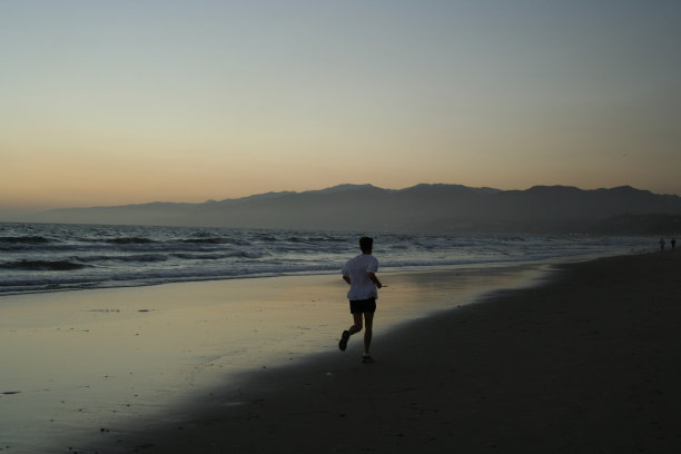 男子在沙滩上慢跑图片下载