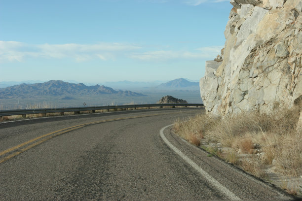 沿着基特峰弯曲的道路俯瞰亚利桑那州索诺兰沙漠图片下载
