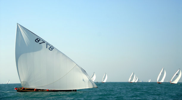 阿拉伯独桅帆船航行图片下载