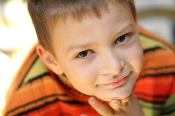 穿毛衣的快乐男孩图片下载