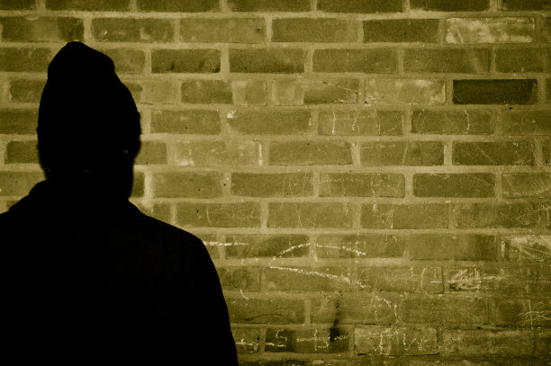 西柳黑特的年轻人紧挨着墙图片下载