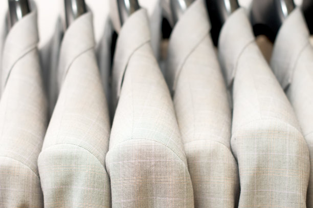 米色夹克挂在衣架上。图片下载