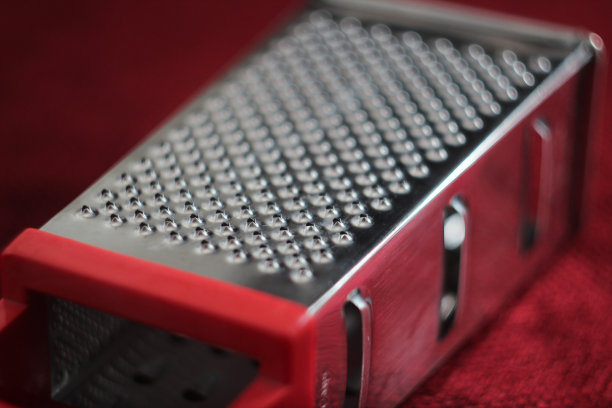 一个刨丝器表面的宏观特写图片下载