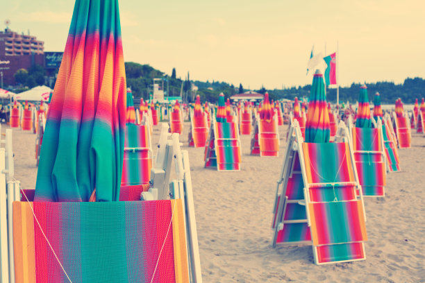 下午晚些时候在海滩上图片下载