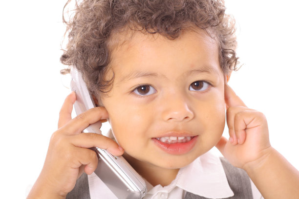 可爱的小男孩在手机上图片下载