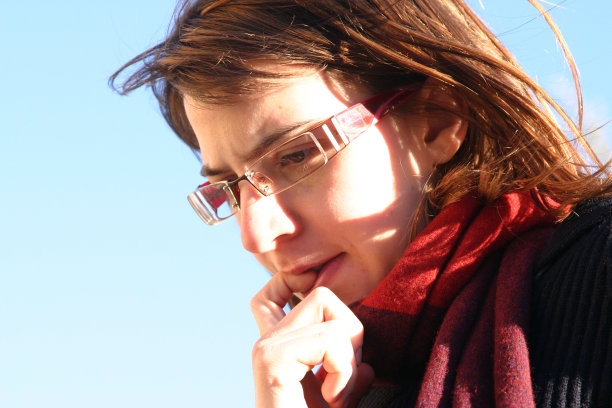 女人因为焦虑，压力而咬指甲图片下载