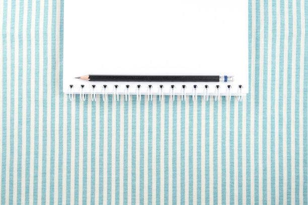 笔记本和铅笔放在桌布上，有拷贝空间图片下载