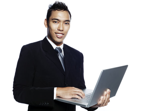 年轻的马来企业家与笔记本电脑图片下载
