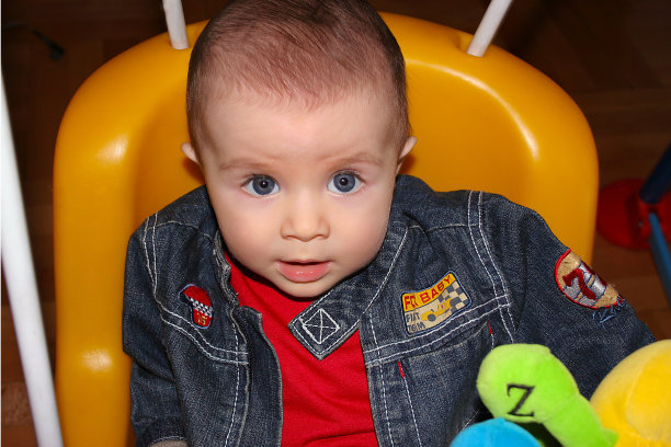 摇篮里可爱的小男孩图片下载