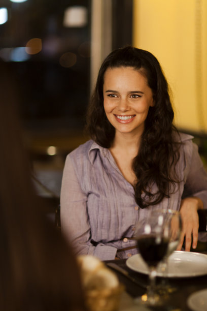 年轻女子和朋友一起笑图片下载