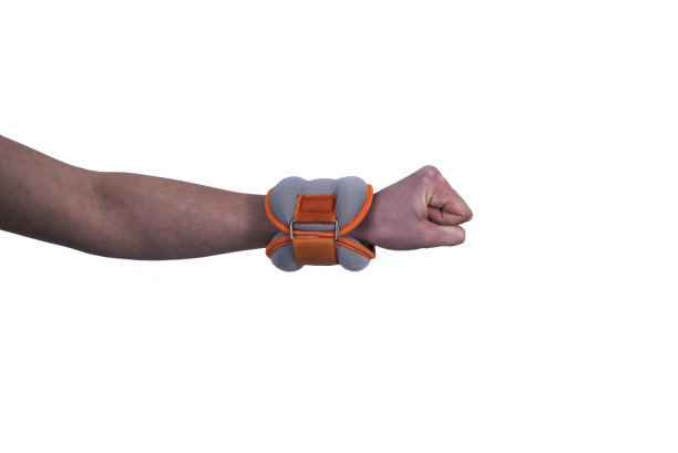 健身女性举起哑铃图片下载