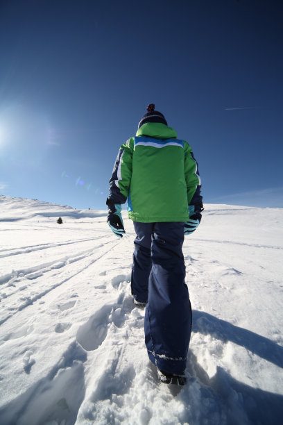 雪中行走的男孩图片下载