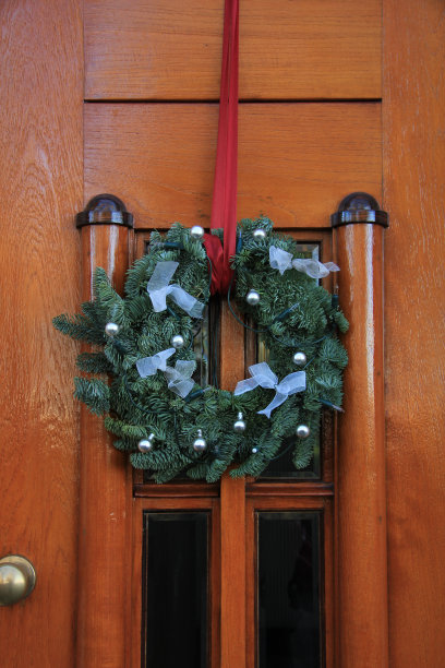门上装饰的经典圣诞花环图片下载