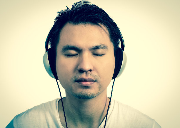 亚洲帅哥听耳机图片下载