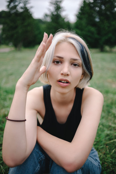 街上的漂亮女孩图片下载