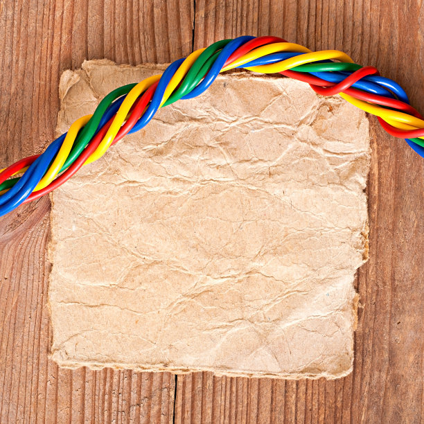 旧的纸张和电线在旧的木制背景上图片下载