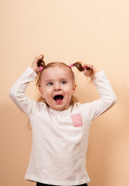 女孩大喊大叫图片下载