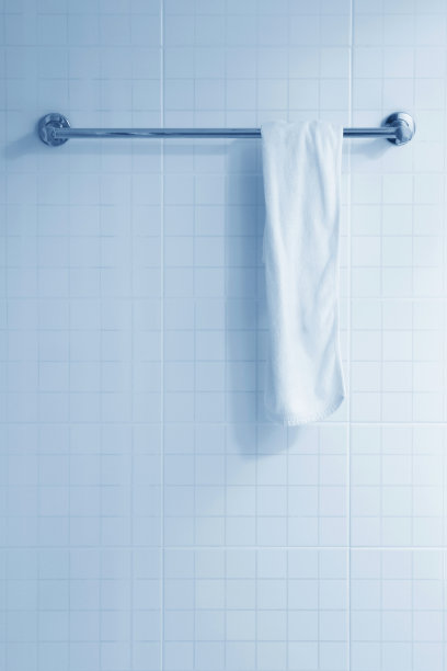 挂在衣架上的白毛巾图片下载