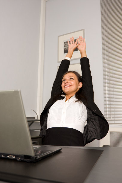 快乐轻松的女商人正在他的工作场所休息图片下载