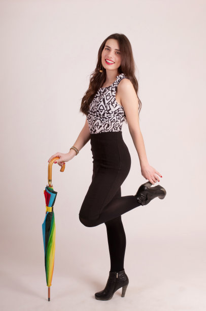 完整的长度肖像漂亮的女人图片下载