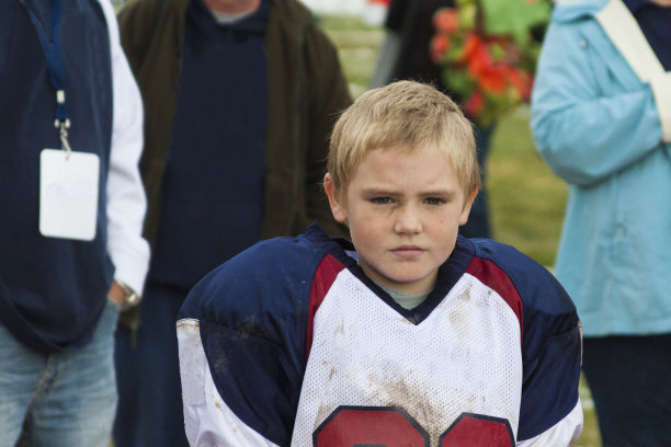 青年足球运动员赛后图片下载