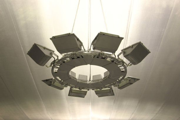 机场的大天花板灯图片下载