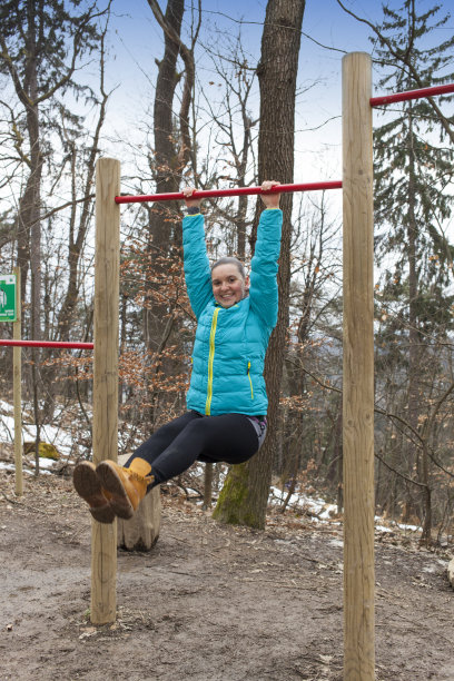 漂亮的运动女孩在户外健身图片下载